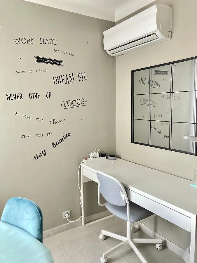 Only For Ladies!! Comfortable Shared Homestay, Nice West Cosy Flat With Balcony, Near Airport, Train, Beach, Public Transport, Supermarket Kwatera prywatna