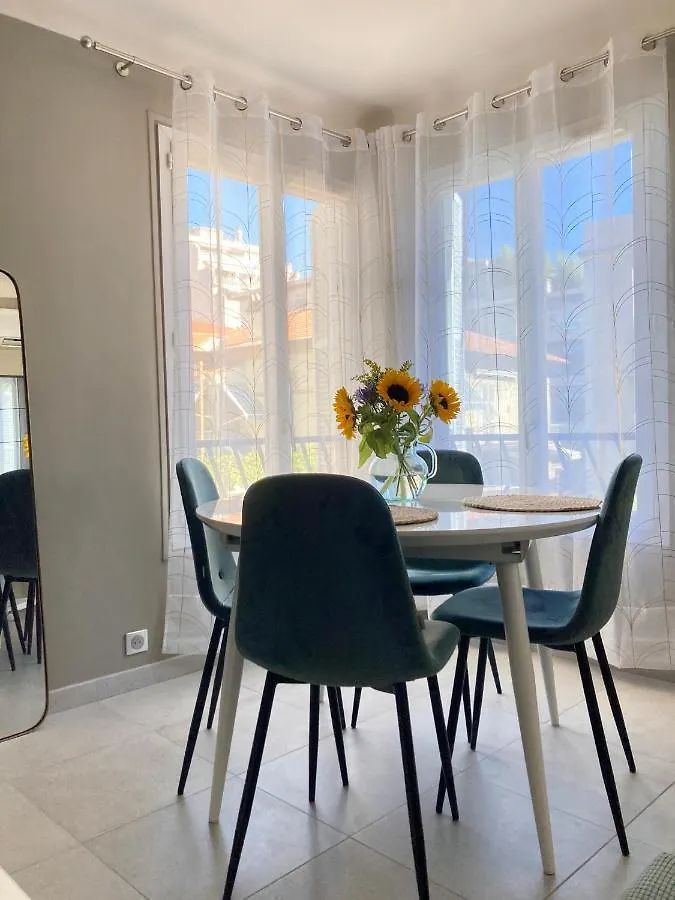 Cozy West Side Balcony Flat: Airport & Beach Proximity Apartment Nice France
