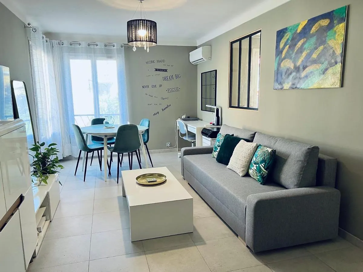 Cozy West Side Balcony Flat: Airport & Beach Proximity Apartment Nice
