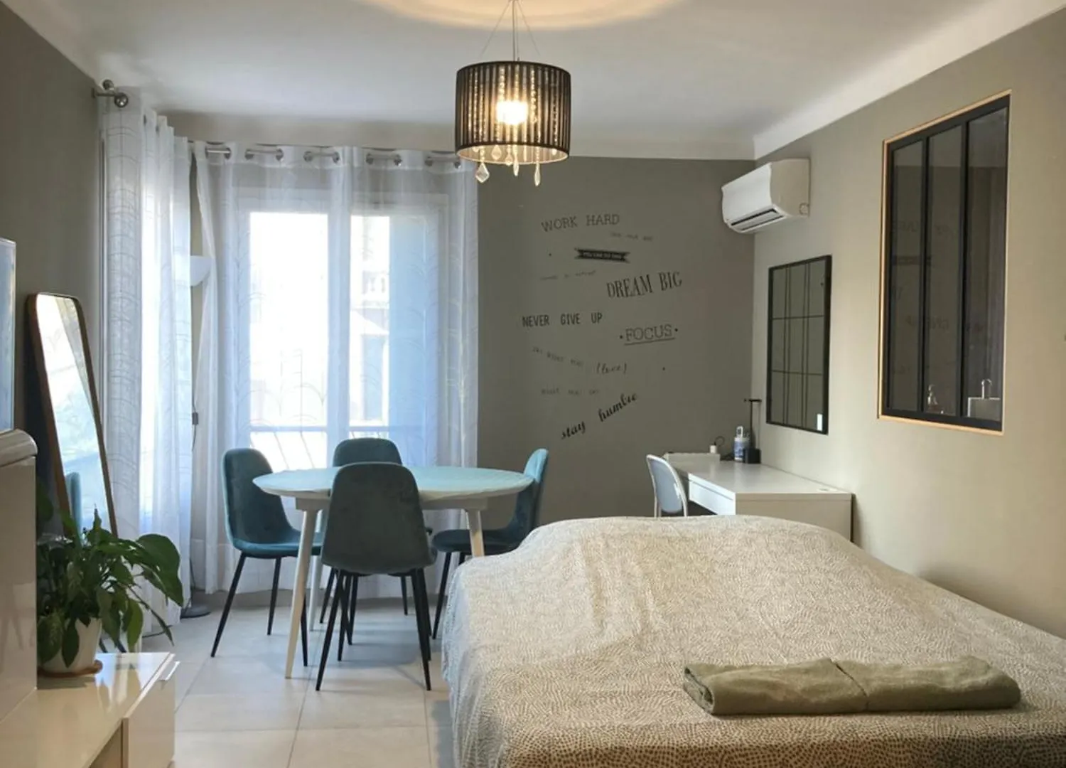 Cozy West Side Balcony Flat: Airport & Beach Proximity Apartment Nice