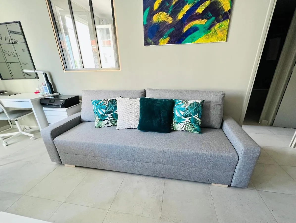 Cozy West Side Balcony Flat: Airport & Beach Proximity Apartment Nice